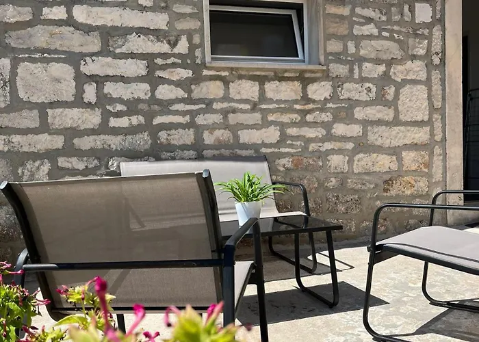 Holiday House Misetic